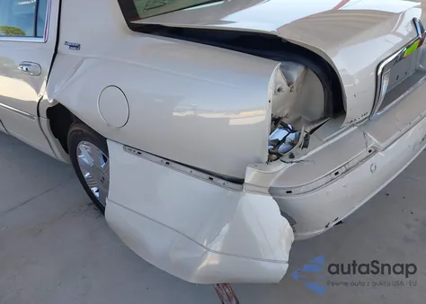 2005 Lincoln Town Car Signature Limited z USA, uszkodzony, nr VIN 1LNHM82W55Y615932